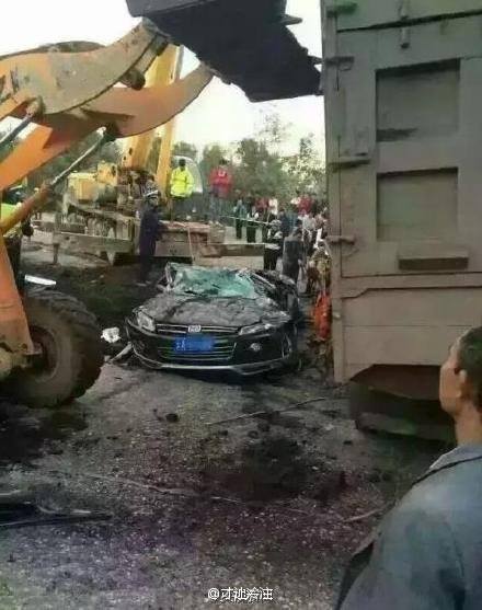 Truck Crushed a SUV, Killing 2 people in SW China