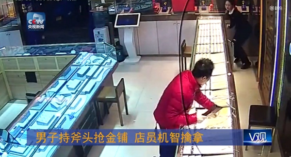 Brave! Shop Assistant Stopped Axe-wielding Robber in S China