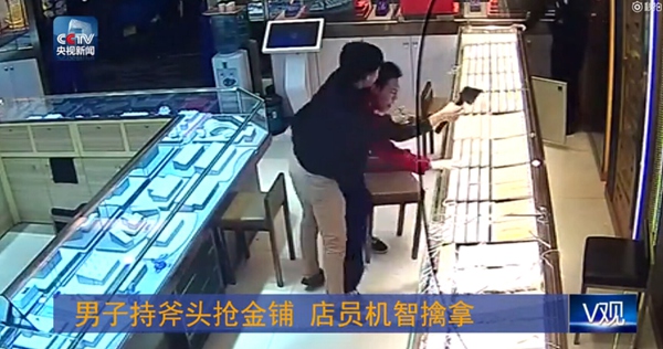 Brave! Shop Assistant Stopped Axe-wielding Robber in S China