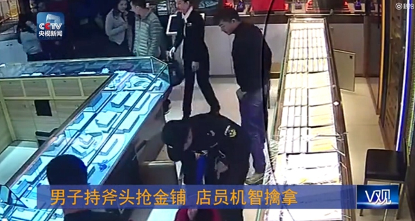 Brave! Shop Assistant Stopped Axe-wielding Robber in S China