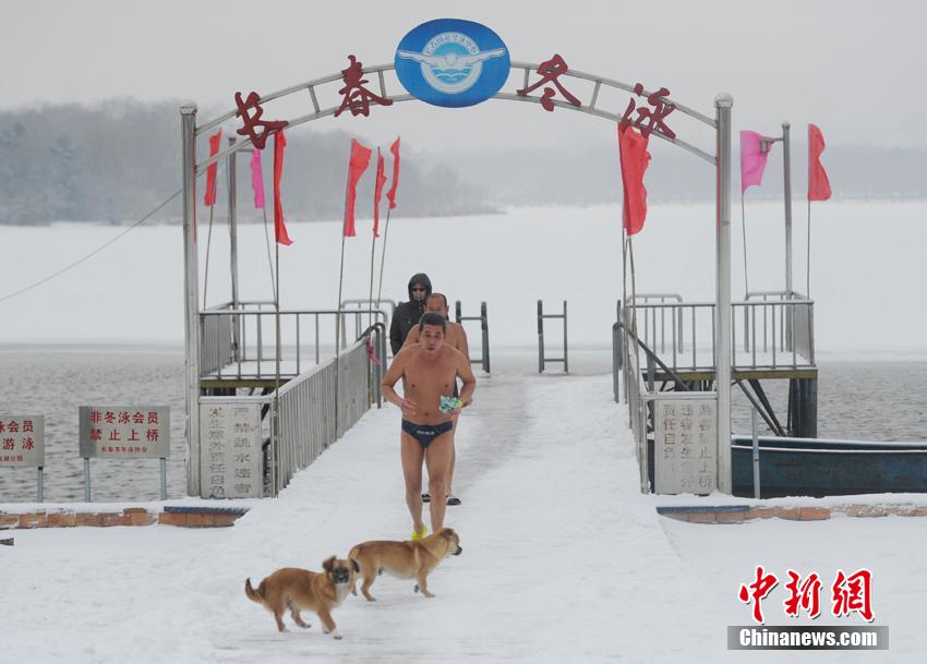 Enthusiasts enjoy winter swimming in Changchun
