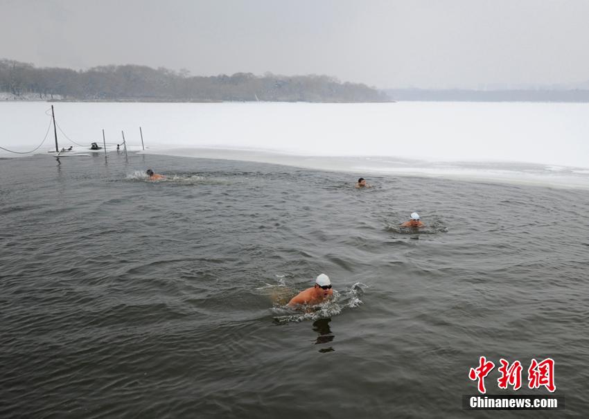Enthusiasts enjoy winter swimming in Changchun
