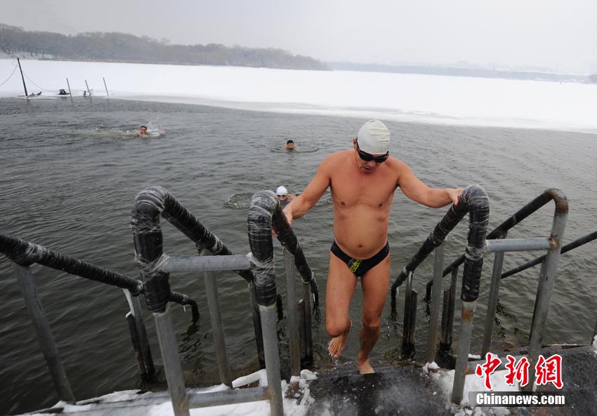 Enthusiasts enjoy winter swimming in Changchun
