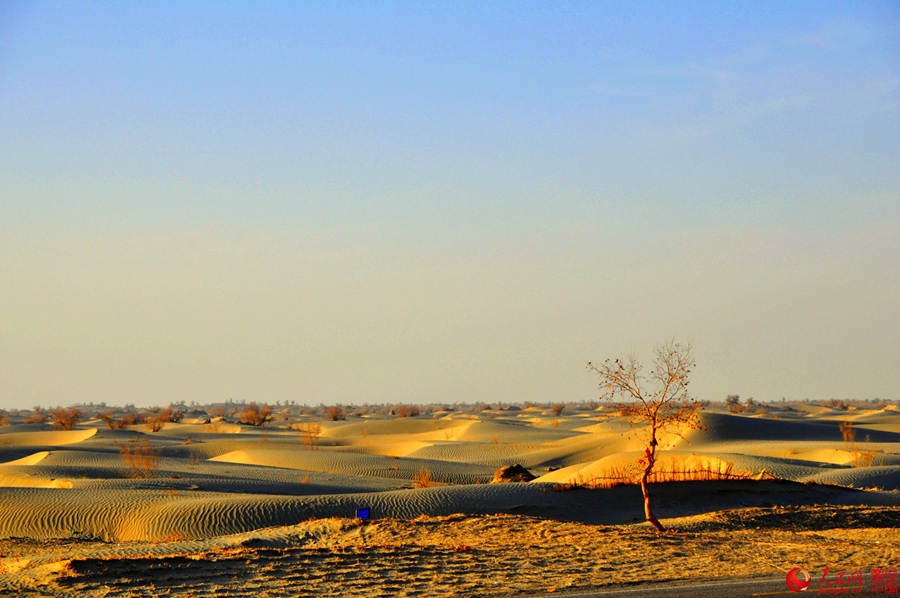 Breathtaking scenery alongside Hotan desert highway