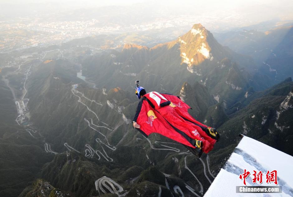 Wingsuit pilot braves cold in Tianmenshan Mountain