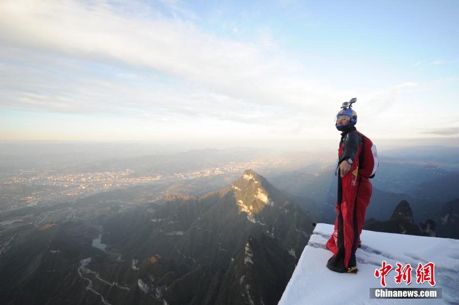 Wingsuit pilot braves cold in Tianmenshan Mountain