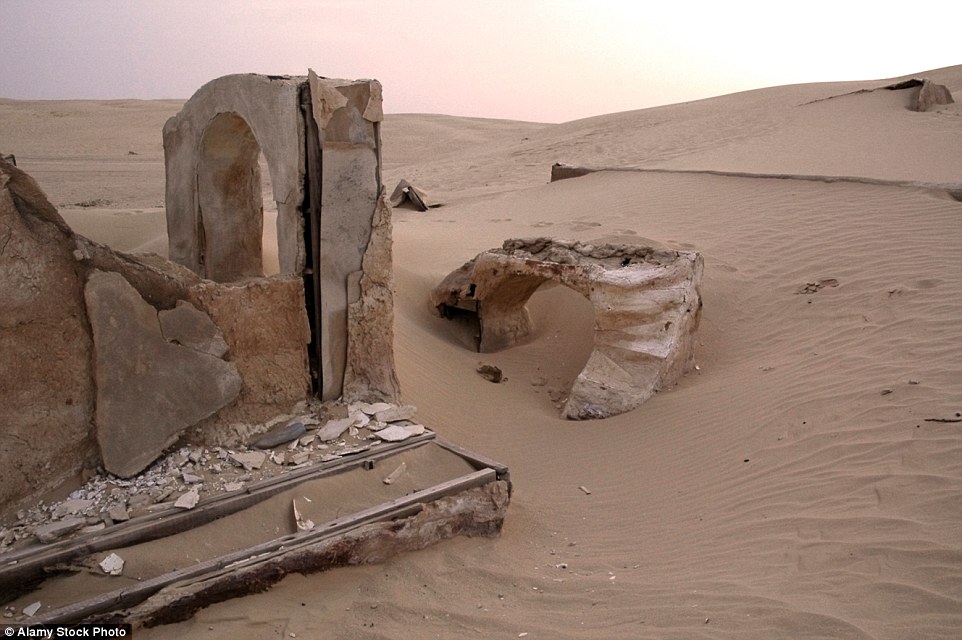 Haunting images show abandoned Star Wars props deep in the Tunisian desert