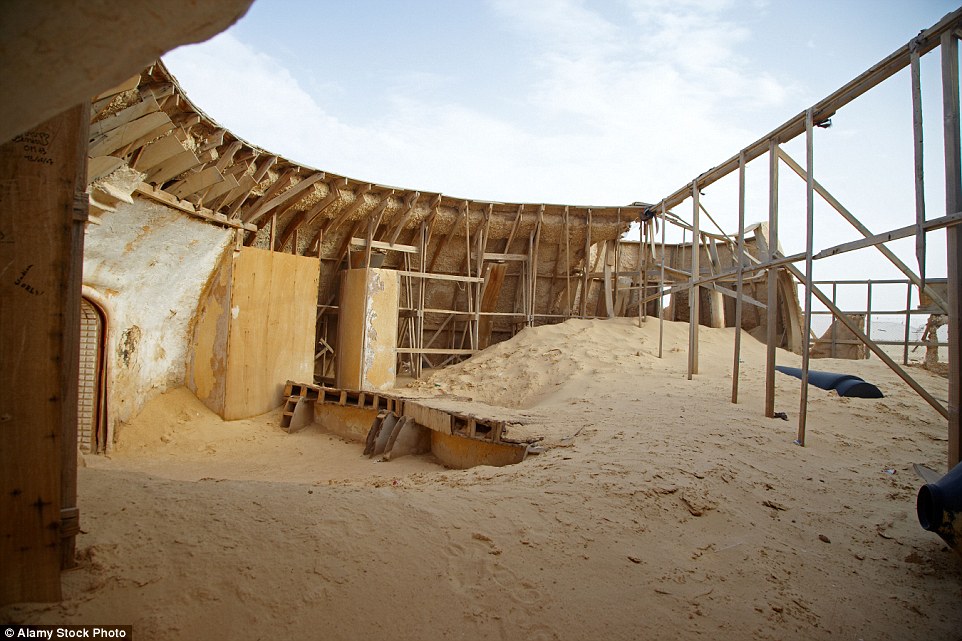 Haunting images show abandoned Star Wars props deep in the Tunisian desert