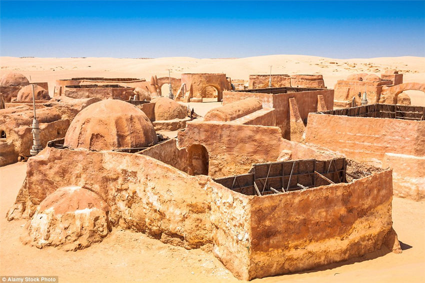 Haunting images show abandoned Star Wars props deep in the Tunisian desert