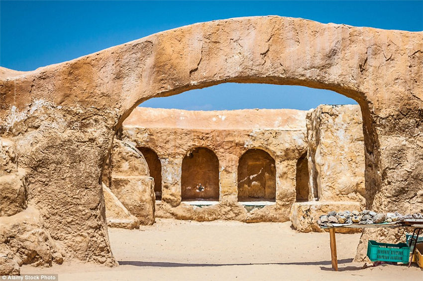 Haunting images show abandoned Star Wars props deep in the Tunisian desert