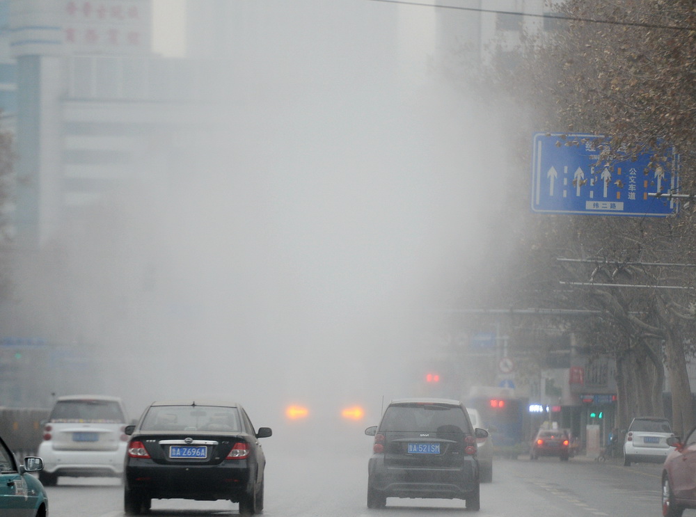 Water cannon used to eliminate smog in Jinan