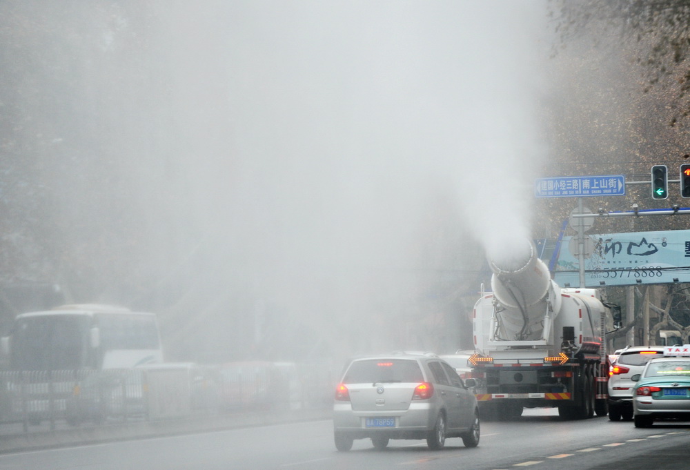 Water cannon used to eliminate smog in Jinan