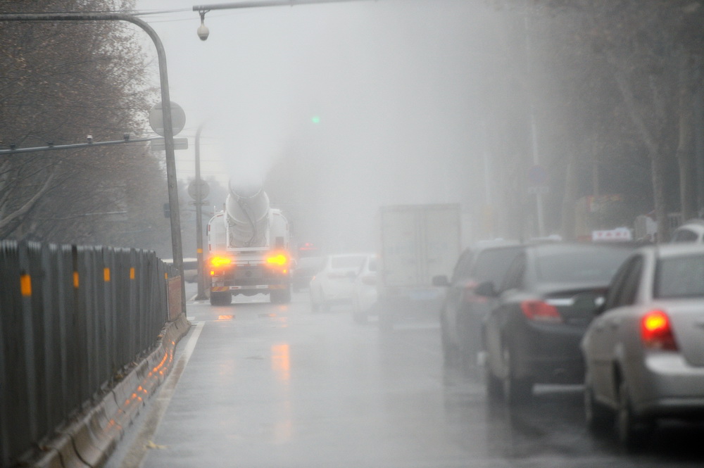 Water cannon used to eliminate smog in Jinan