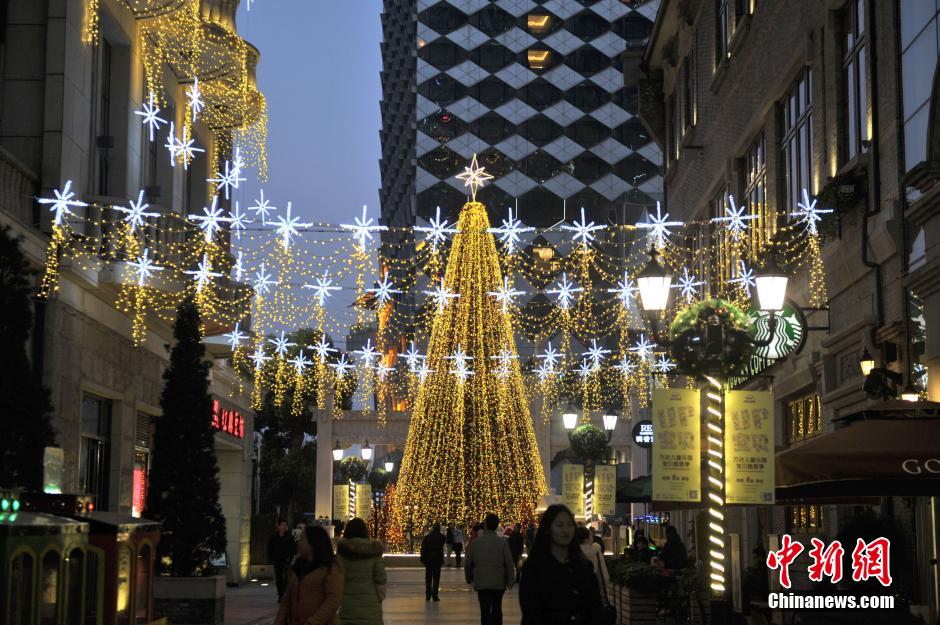 Glamorous Christmas decorations in Wuhan