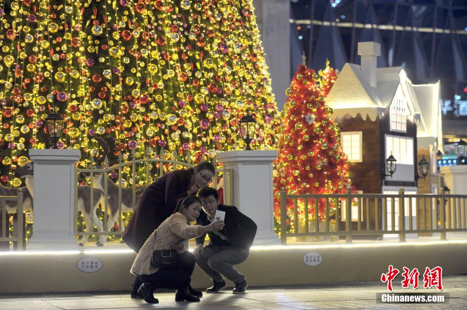 Glamorous Christmas decorations in Wuhan