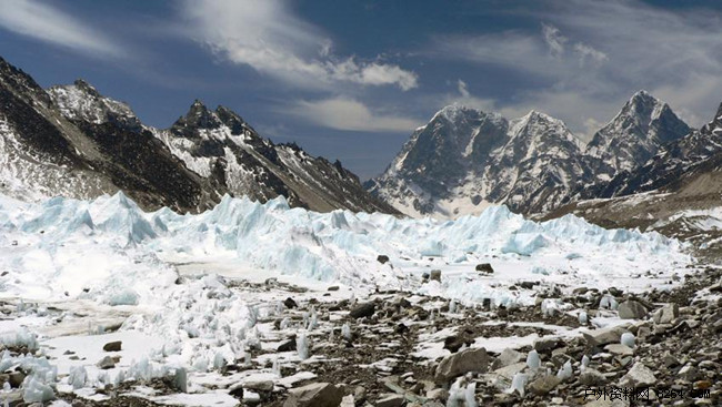 Mt. Qomolangma glaciers shrink 28 pct in 40 years: Report