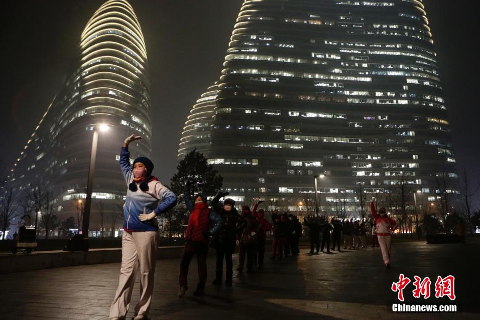 Heavy smog can't stop Beijing dama’s craze for square dance