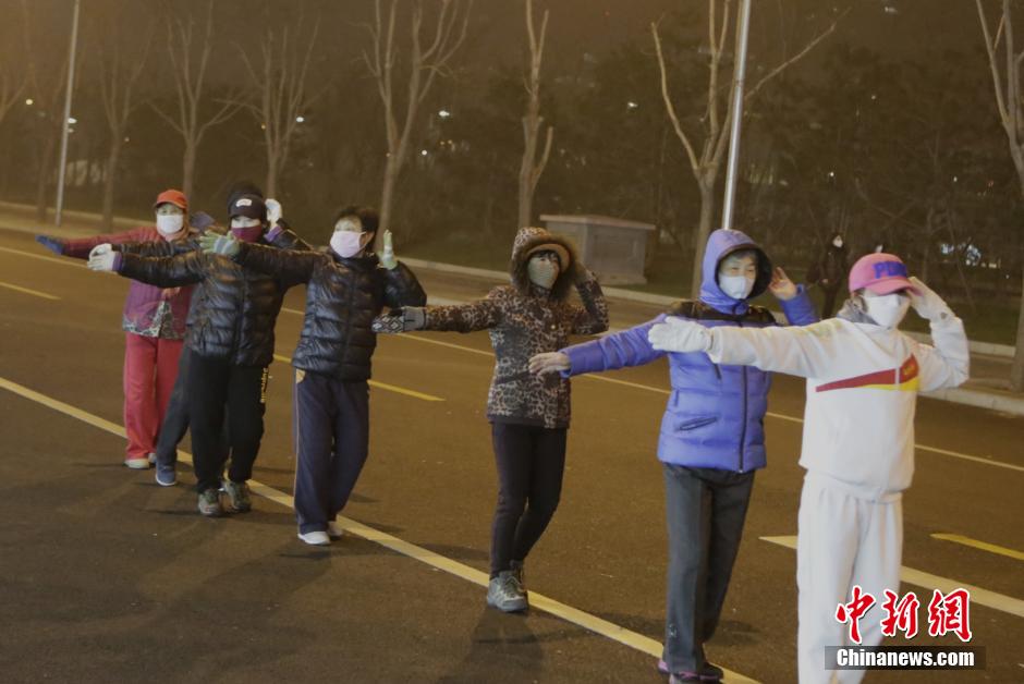 Heavy smog can't stop Beijing dama’s craze for square dance