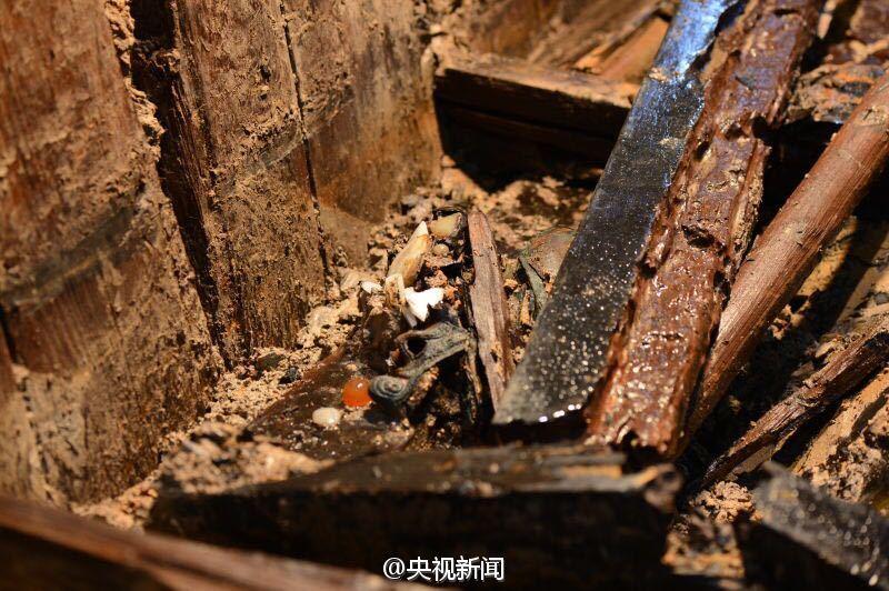 Jade sword found in 2000-yr-old tomb 