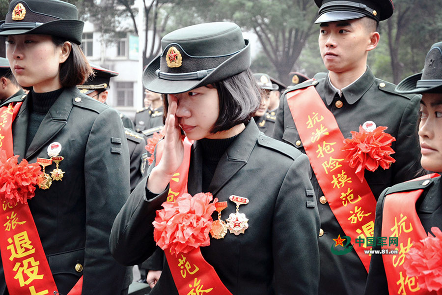 Female soldiers take farewell photos before leaving the army