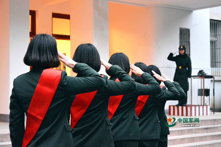 Female soldiers take farewell photos before leaving the army