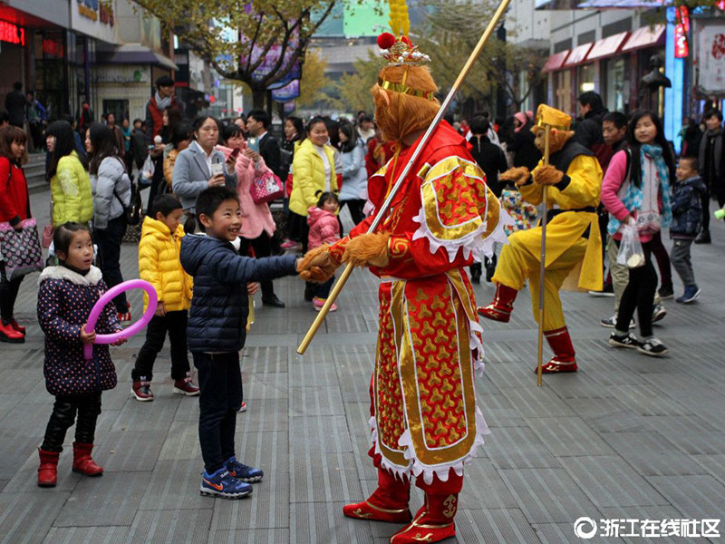 Monkey Kings charge fees for taking photos with passersby in Jinhua
