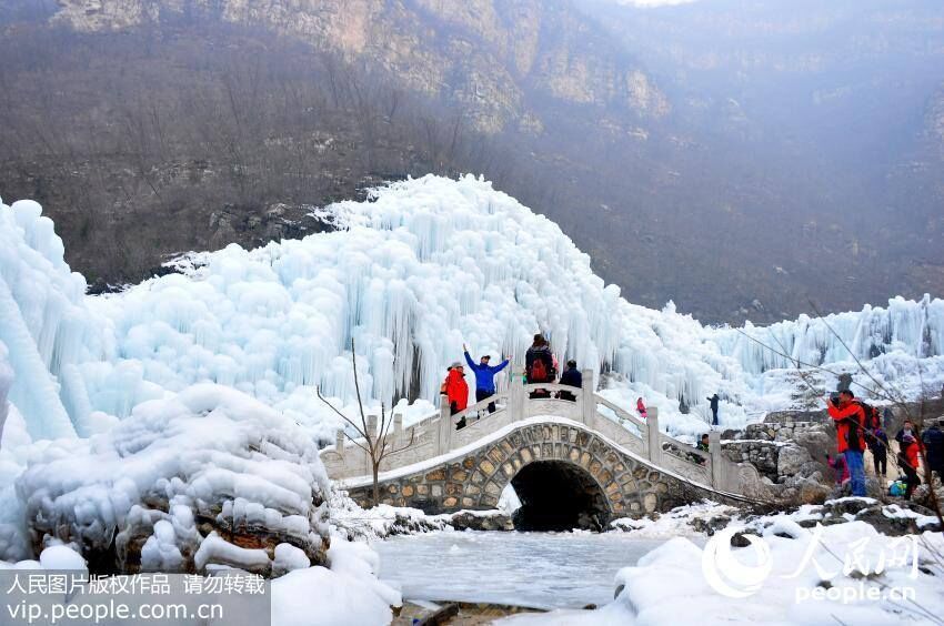 The Enthralling Mother Nature: Magnificent Waterfall Freezes into Icicles in C. China