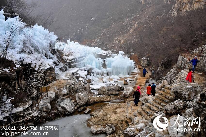 The Enthralling Mother Nature: Magnificent Waterfall Freezes into Icicles in C. China