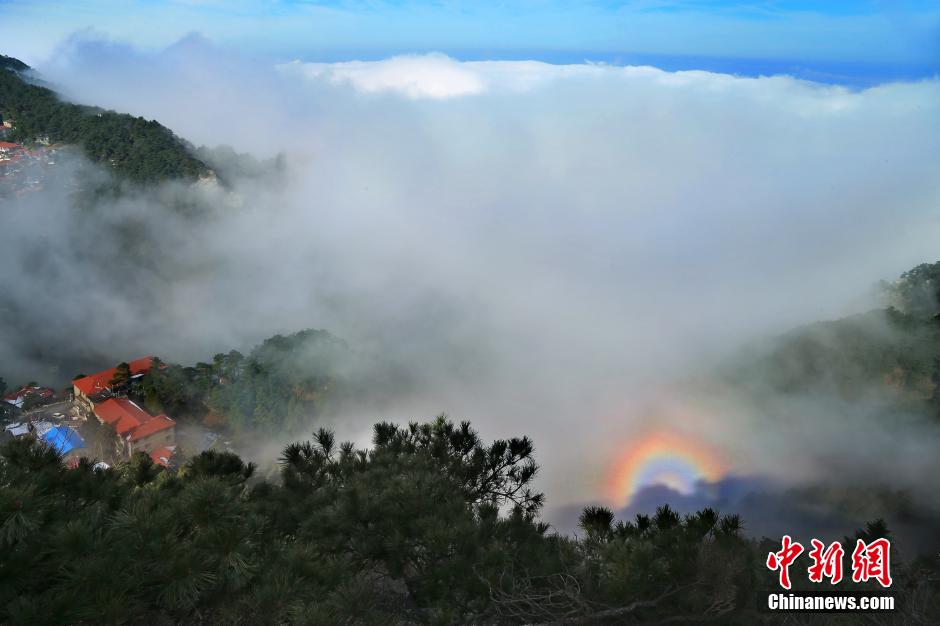 Intoxicating sea of cloud in Lushan Mountain