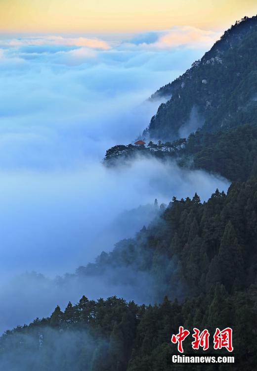 Intoxicating sea of cloud in Lushan Mountain