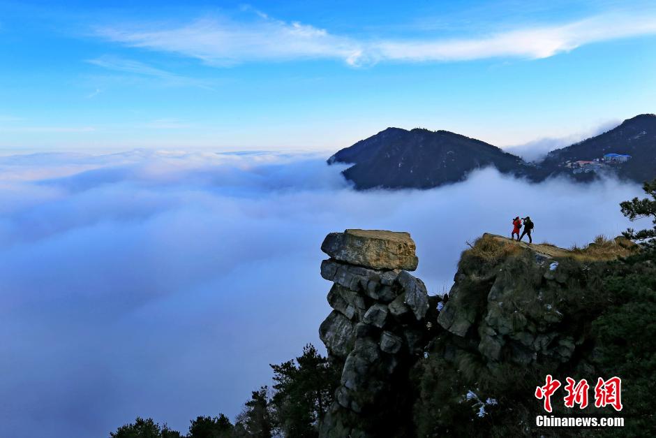 Intoxicating sea of cloud in Lushan Mountain