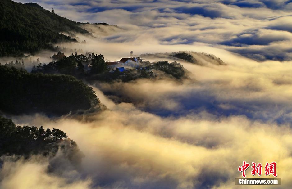 Intoxicating sea of cloud in Lushan Mountain