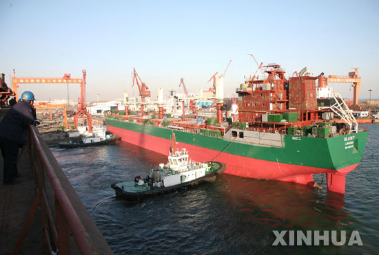 China approves shipping giants' restructuring