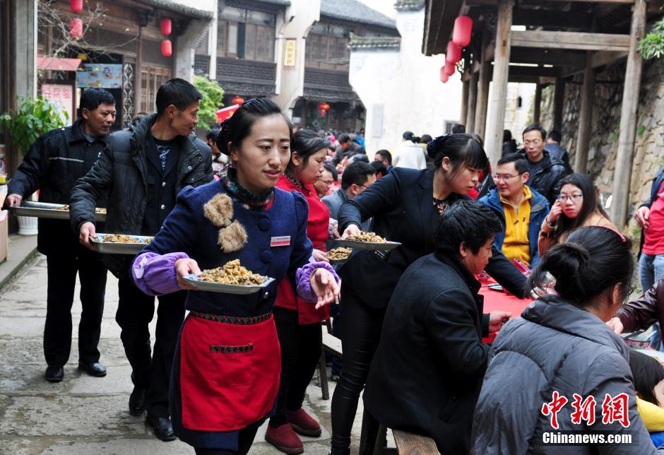 Long table banquet held to celebrate harvest in E China