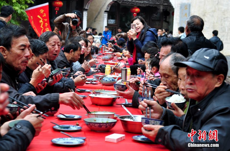 Long table banquet held to celebrate harvest in E China