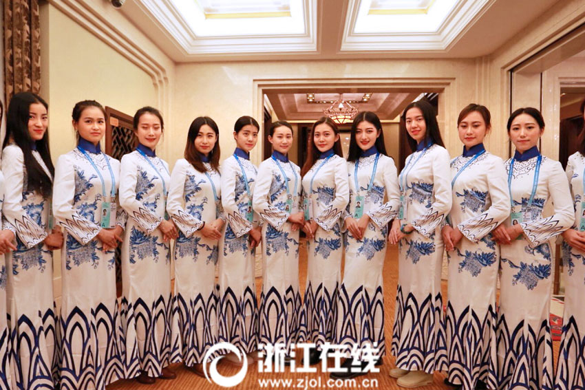 Beautiful volunteers in cheongsam shine at the 2nd World Internet Conference
