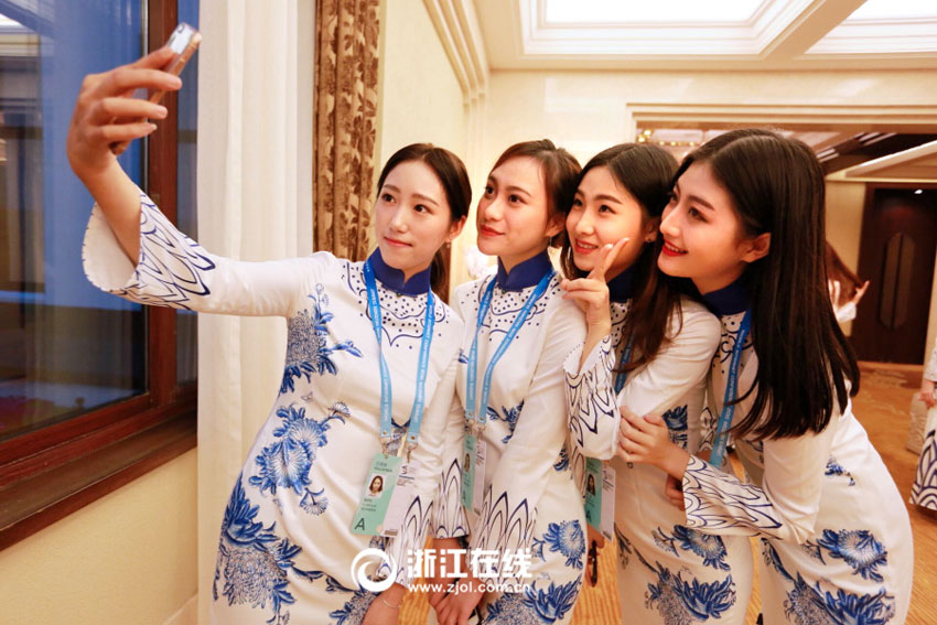 Beautiful volunteers in cheongsam shine at the 2nd World Internet Conference
