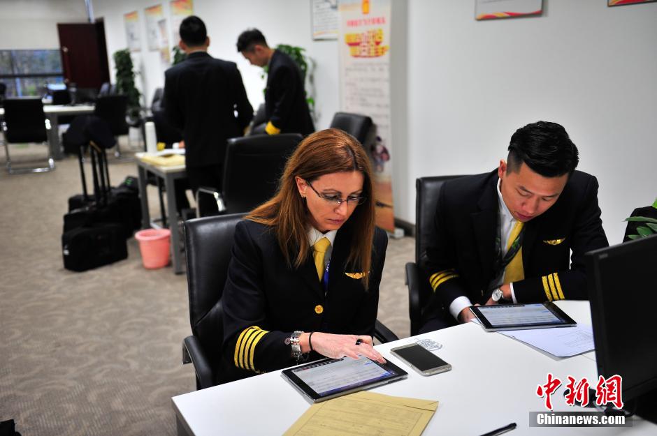 First American woman who works as captain for Chinese airlines 