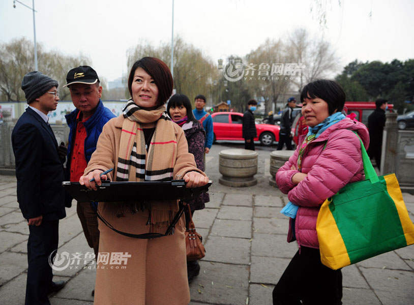 Female teacher's pen drawings reproduce old Jinan
