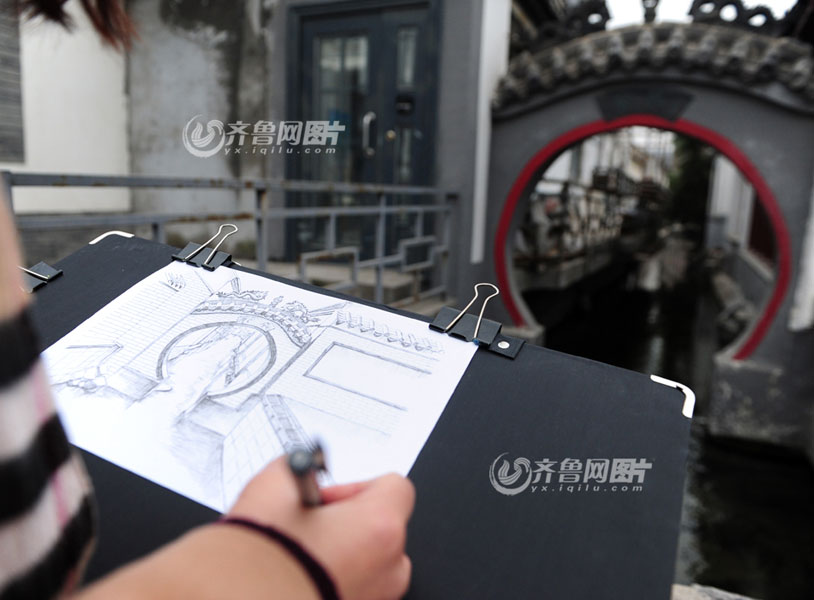 Female teacher's pen drawings reproduce old Jinan
