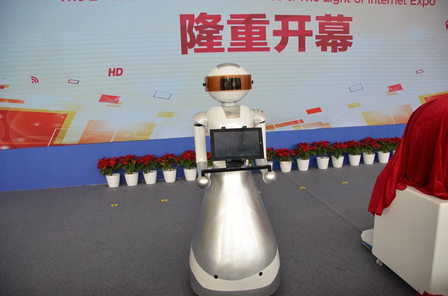 Hi-tech robots become a hit at WIC in Wuzhen