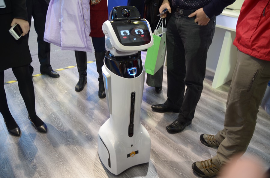 Hi-tech robots become a hit at WIC in Wuzhen