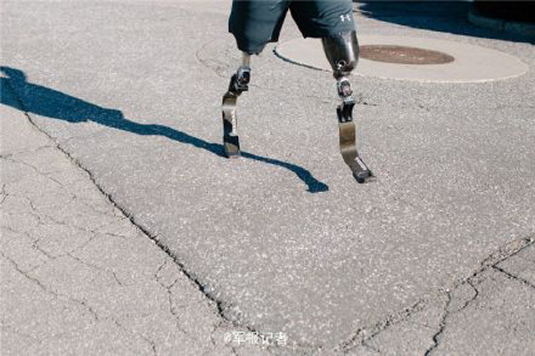 Amputee American soldier goes back to runway after hard training
