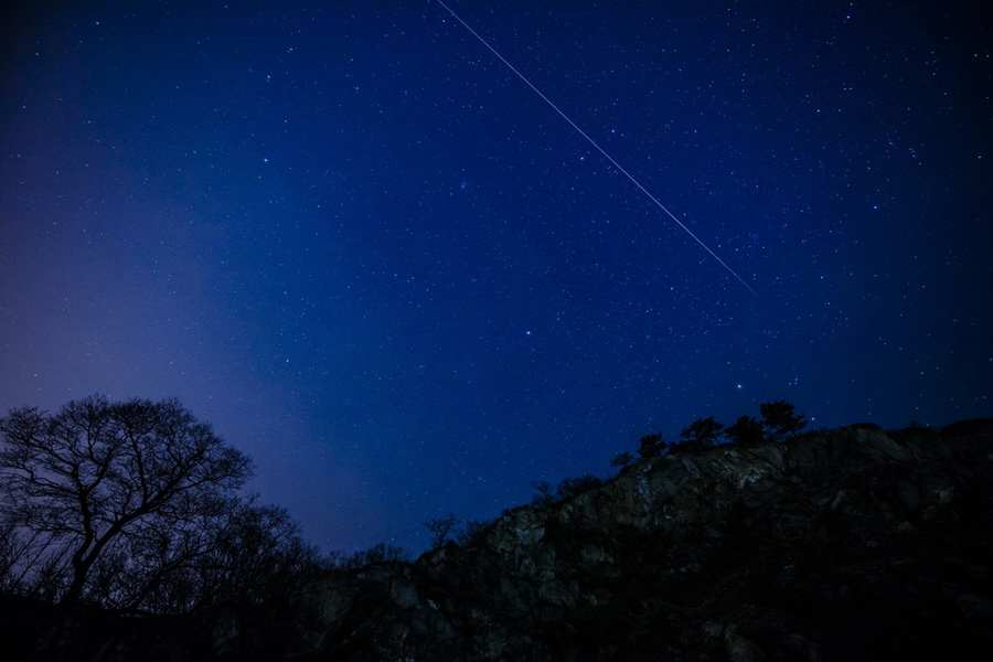 Fantastic scenes of Geminids meteor shower