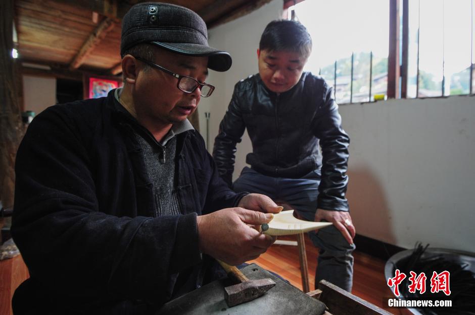 Three generations' love for Miao combs in Guizhou
