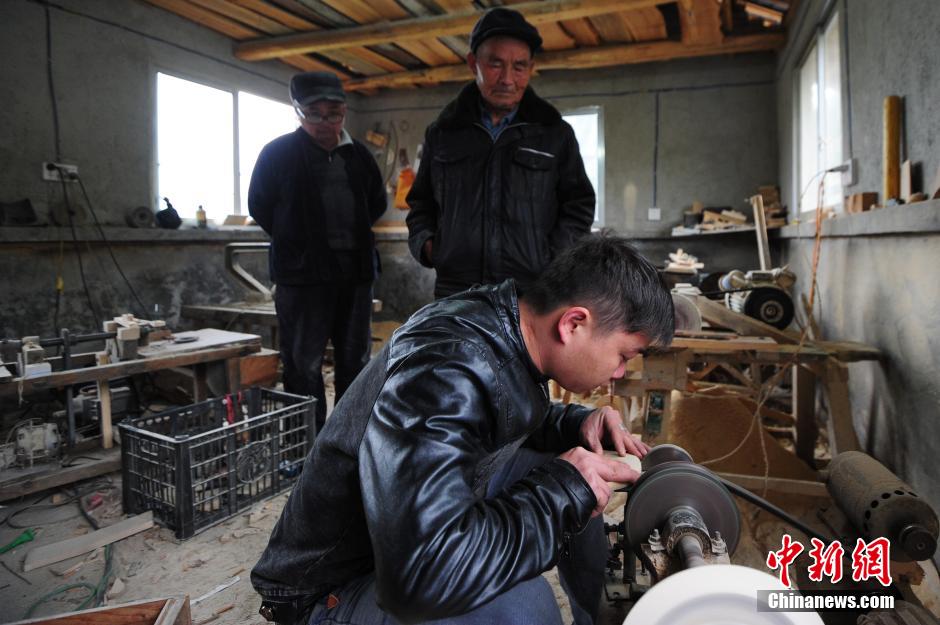 Three generations' love for Miao combs in Guizhou
