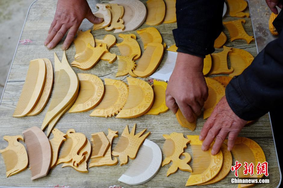 Three generations' love for Miao combs in Guizhou
