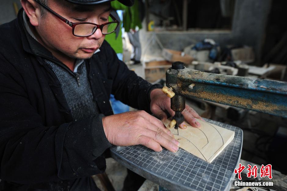 Three generations' love for Miao combs in Guizhou
