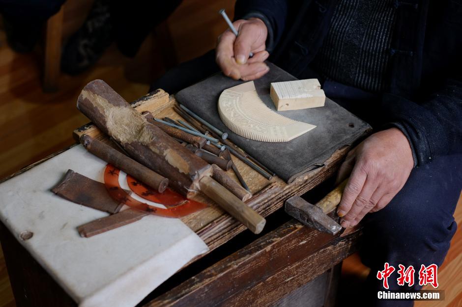 Three generations' love for Miao combs in Guizhou
