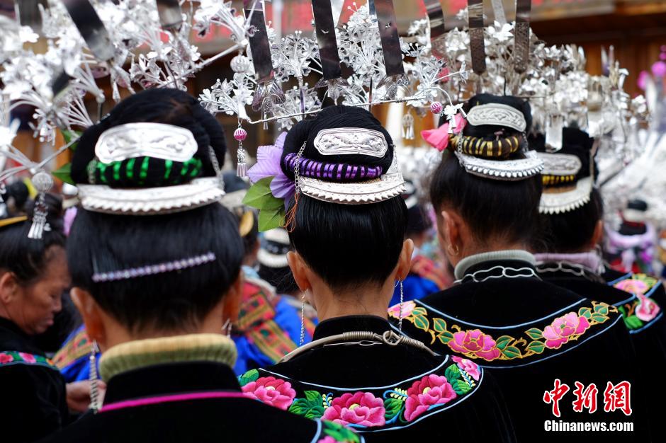 Three generations' love for Miao combs in Guizhou
